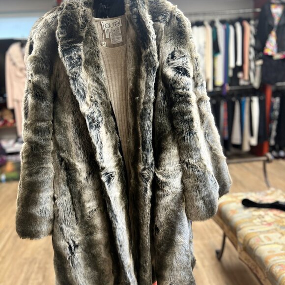 High Quality Faux Fur Coat - Picture 3 of 6
